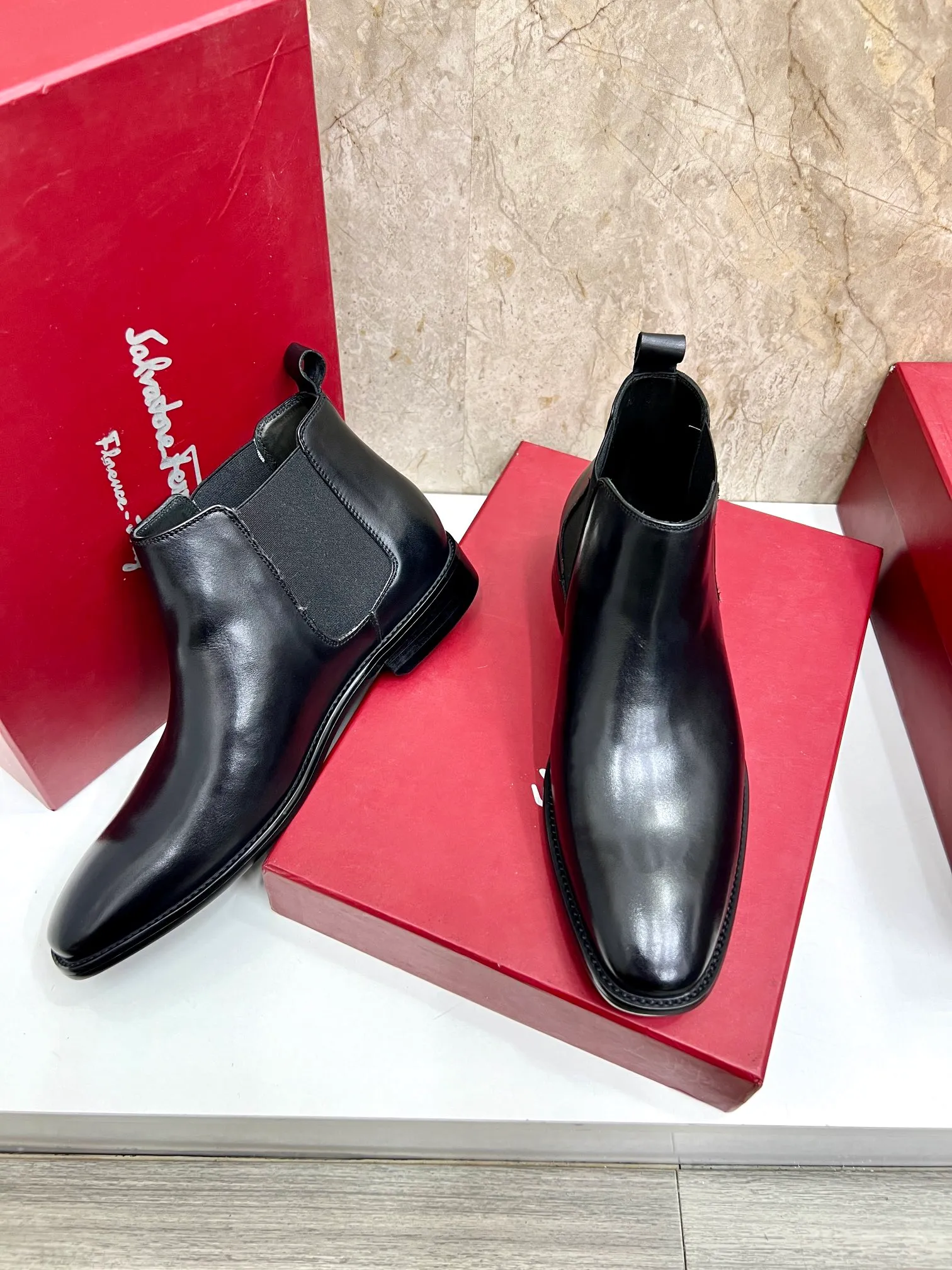 Original order quality: Men's shoes 💰700 Brand: Ferragamo (Ferragamo) One size larger: Men's size 38-44 (45 customized) Grade: Same style as the official website High-end men's shoes Material: Original cowhide, cowhide lining, original outsole Style category: Chelsea men's boots Fashion trend Color: Actual picture